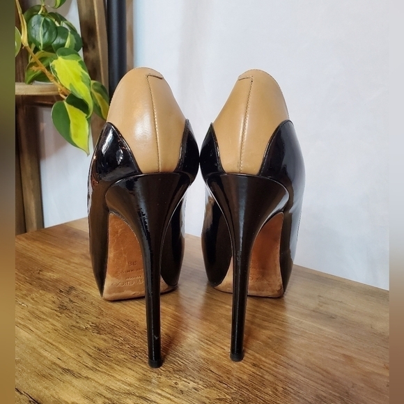 Jimmy Choo nude and black Platform Pumps. Size 38. Very good used condition - Picture 8 of 12